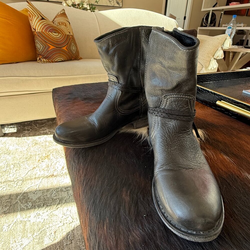STEVE MADDEN LEATHER MOTO BOOTIES WITH LEATHER STRING - Sz  7/(37)